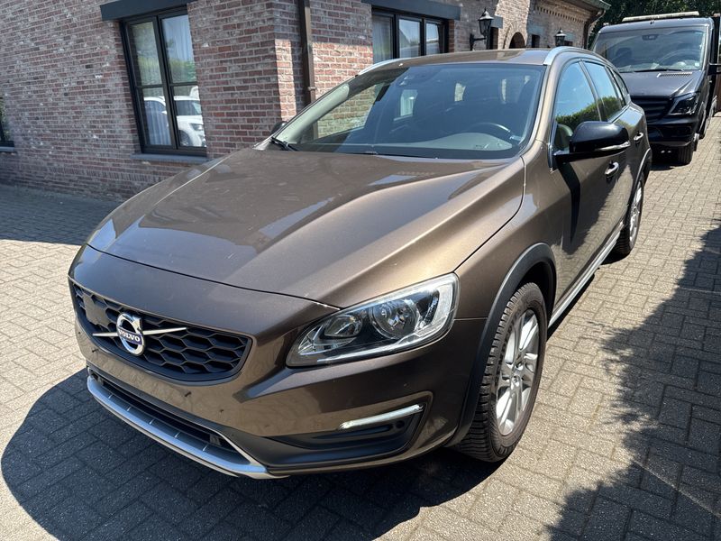 Volvo V60 Cross Country 2.0 D3 Momentum 2015m. Dyzelinas Mechaninė