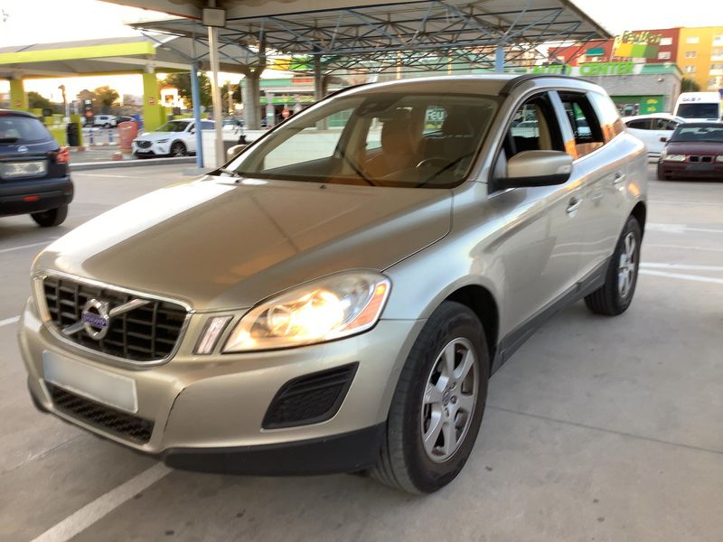 Volvo XC60 2.0 D4 Momentum 2WD 2012m. Dyzelinas Mechaninė