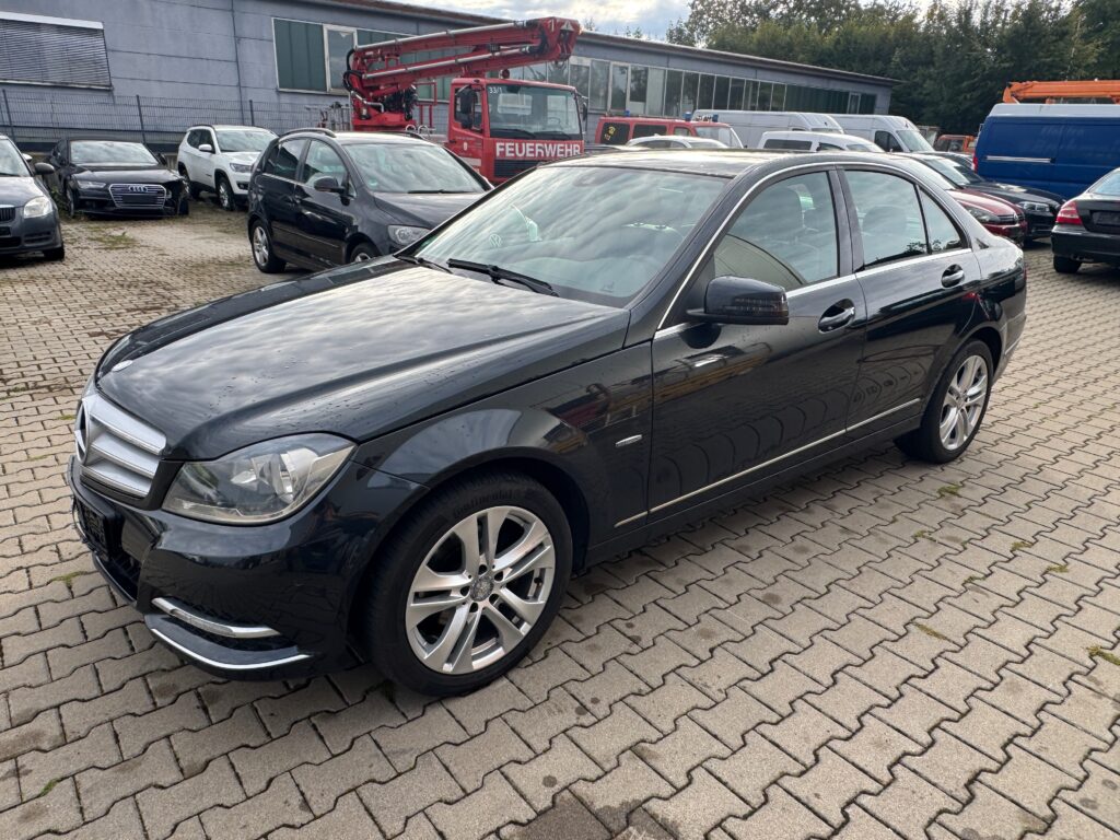 Mercedes-Benz C-Klasse C 200 CGI BlueEfficiency Avantgarde 2011m. Benzinas Mechaninė